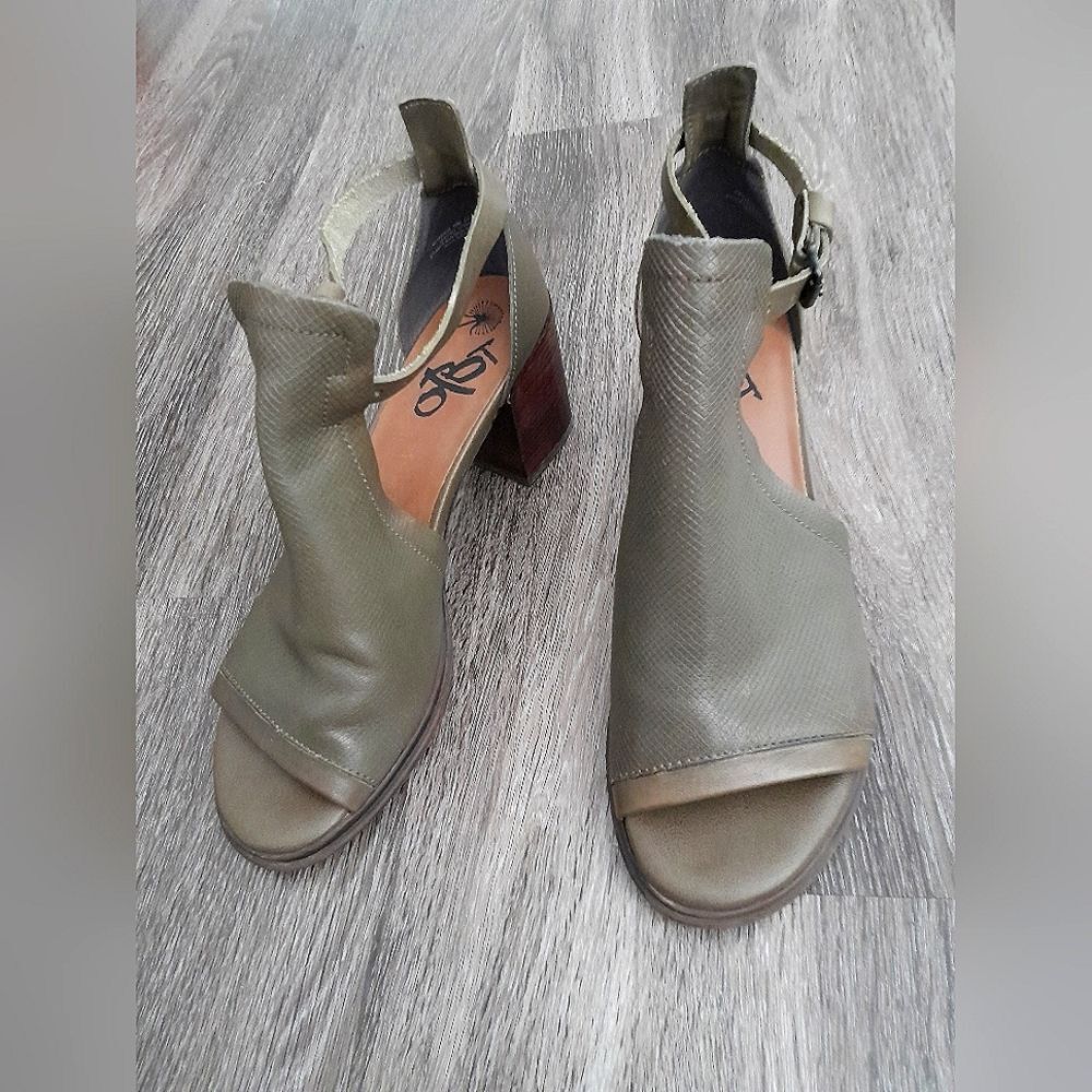 OTBT Metaphor Block Heel